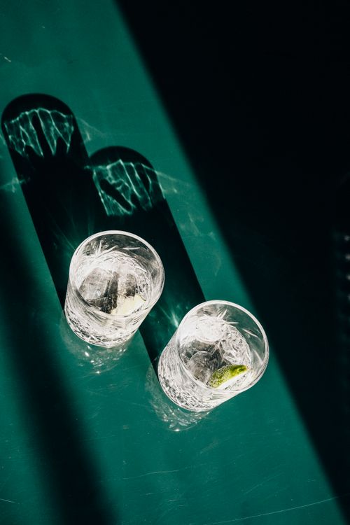 ジントニックの飲み方イメージ/琴通寧調飲示意/Gin and tonic serving inspiration