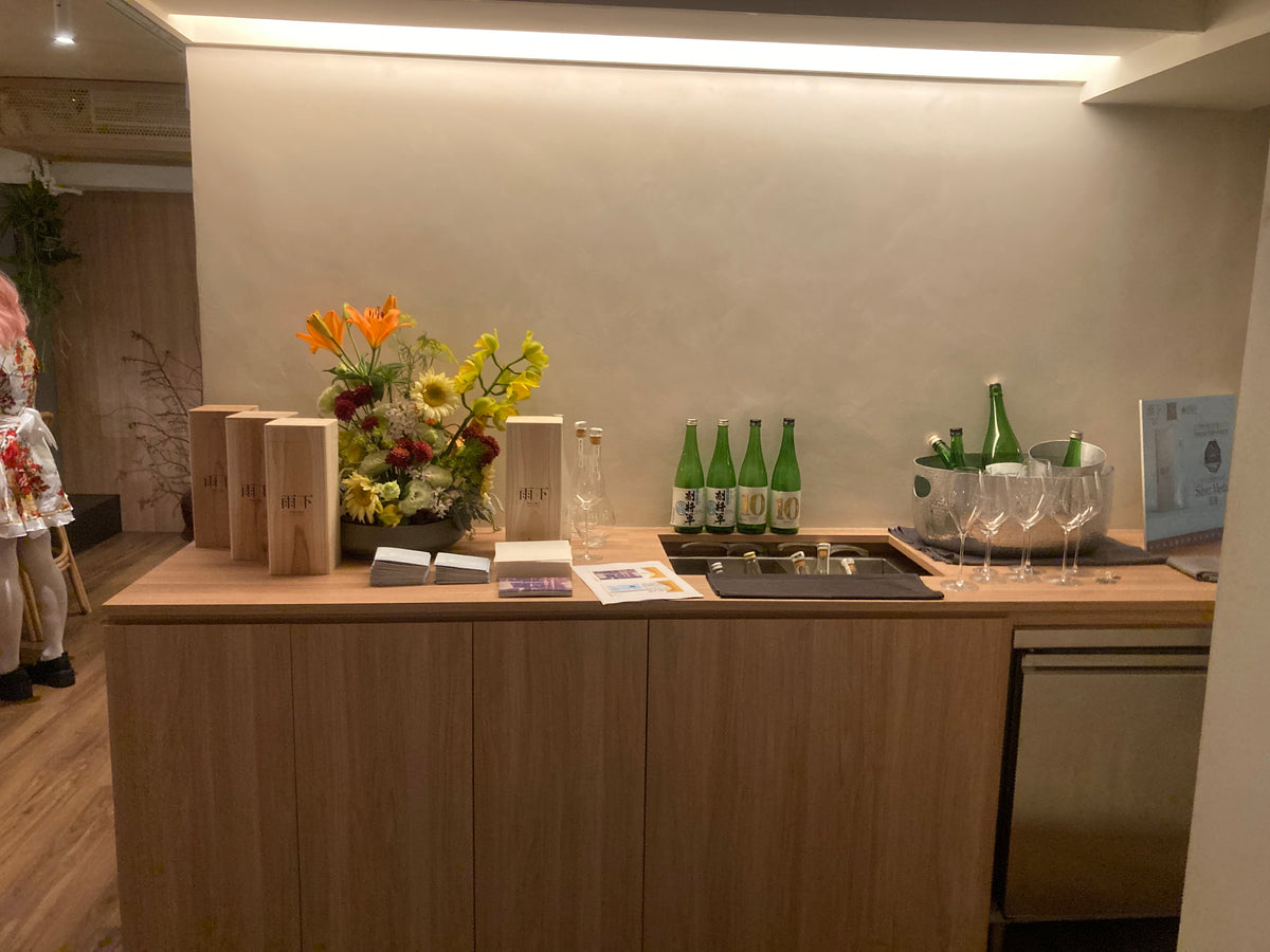 HOSUのカウンターに並ぶ日本酒とグラス