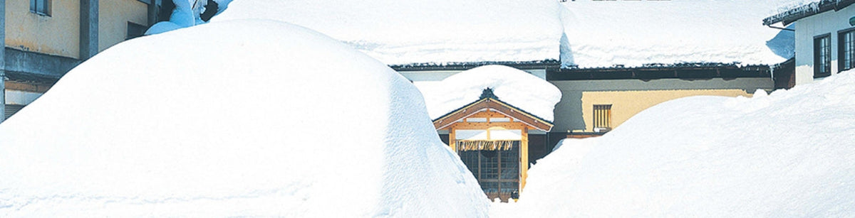 雪に囲まれた玉川酒造の蔵/雪中的玉川酒造/Tamagawa brewery surrounded by snow