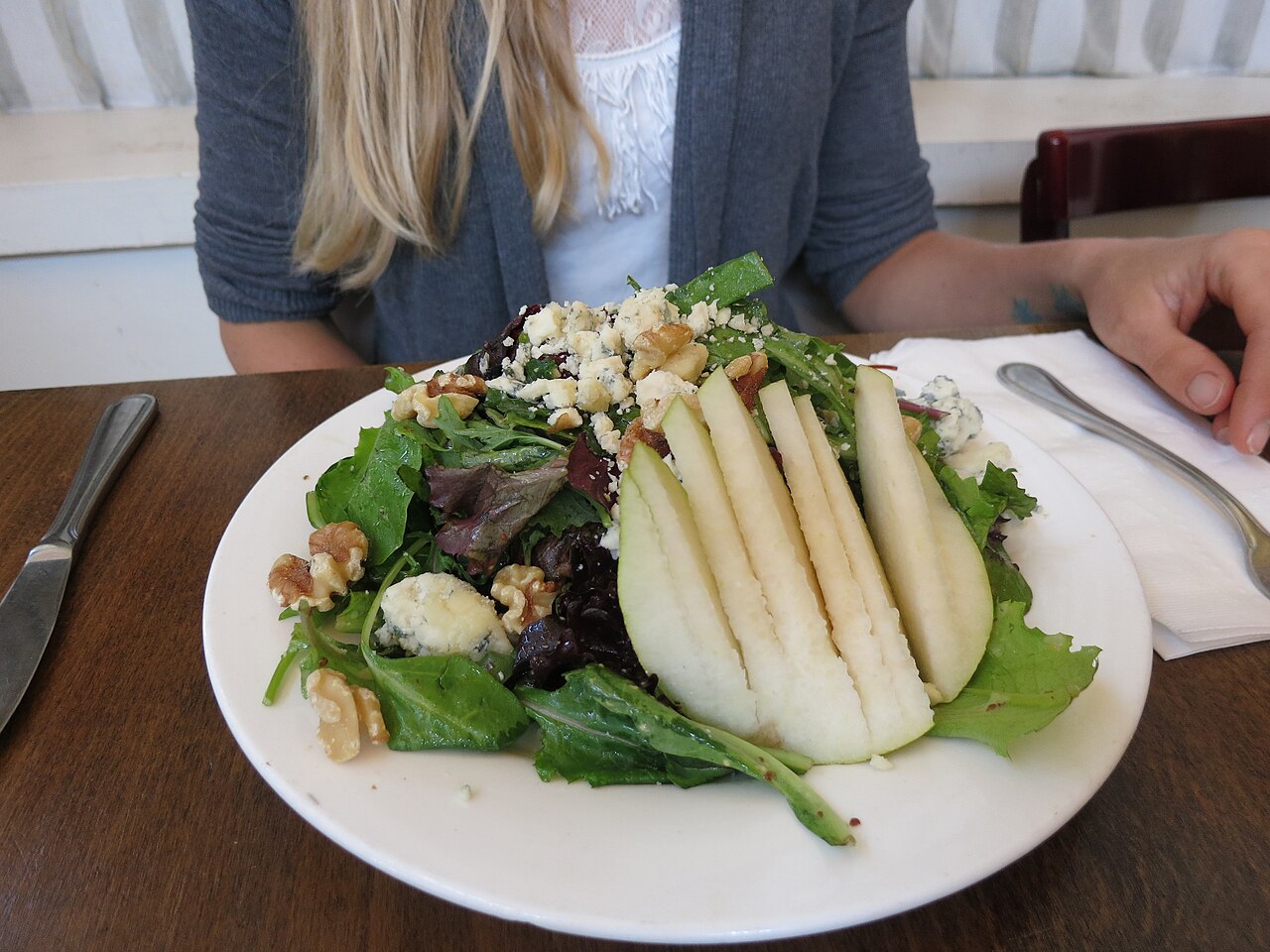 Blue cheese and pear salad