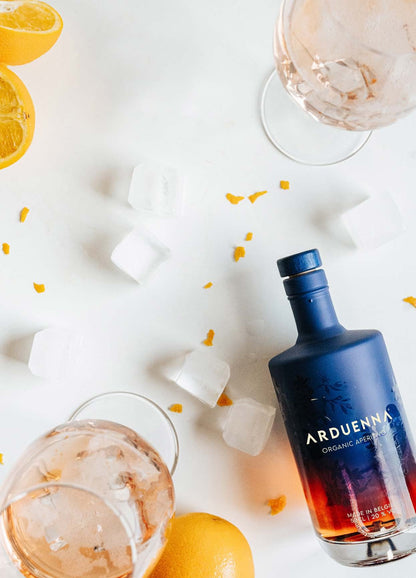 Arduenna Aperitivo 694 500ml 瓶身與調飲示意；杯具及配料不包含在商品內