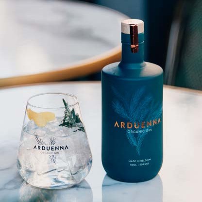 Arduenna Organic Gin 500ml 瓶身與調飲示意；杯具及配料不包含在商品內