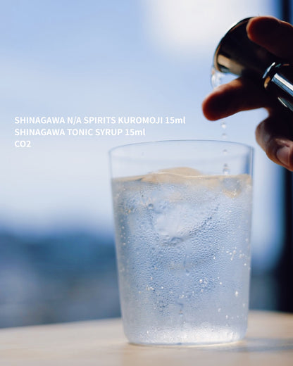 品川水蒸留所官方 KUROMOJI TONIC 調飲示意：黑文字 15ml、和風通寧糖漿 15ml、氣泡水；材料另購