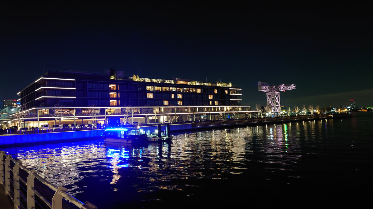 Das Yokohama Hammerhead bei Nacht