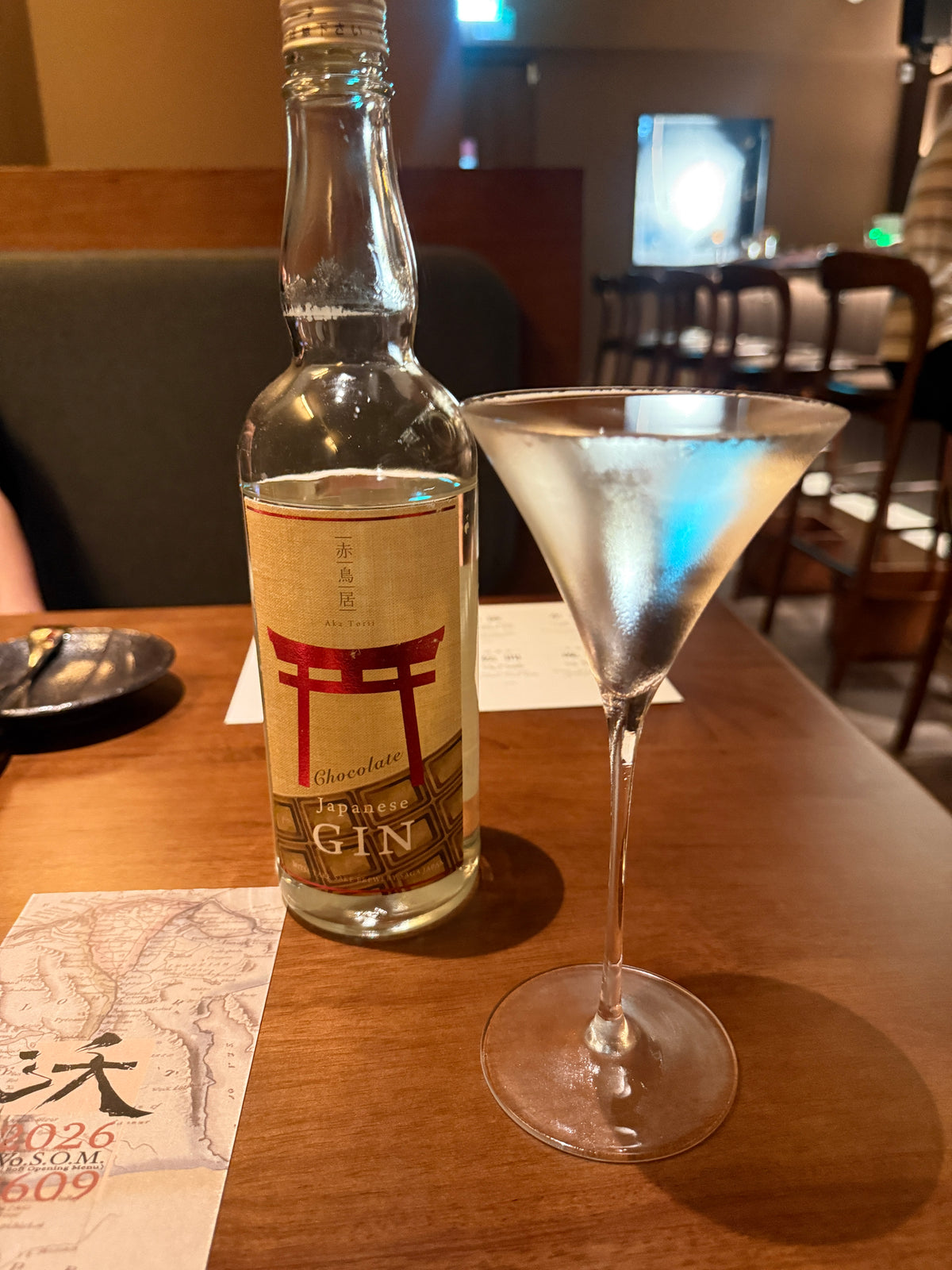 赤鳥居ジンのボトルとバーで提供されたカクテル — 和飲九九撮影