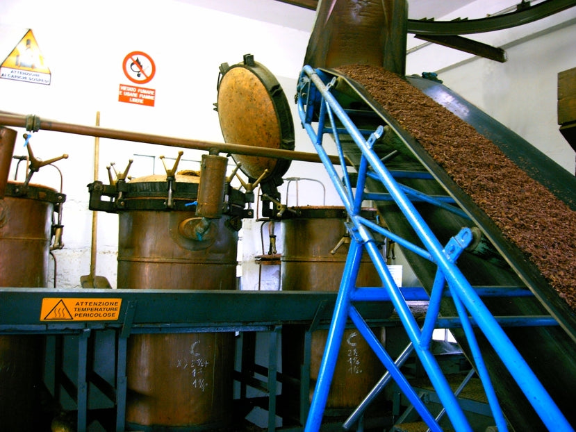 De Negri公式の蒸留設備写真／De Negri官方蒸餾設備照片／Distillation equipment at De Negri, official photograph