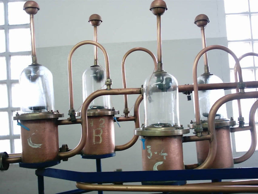 De Negri公式の蒸留設備写真／De Negri官方蒸餾設備照片／Distillation equipment at De Negri, official photograph