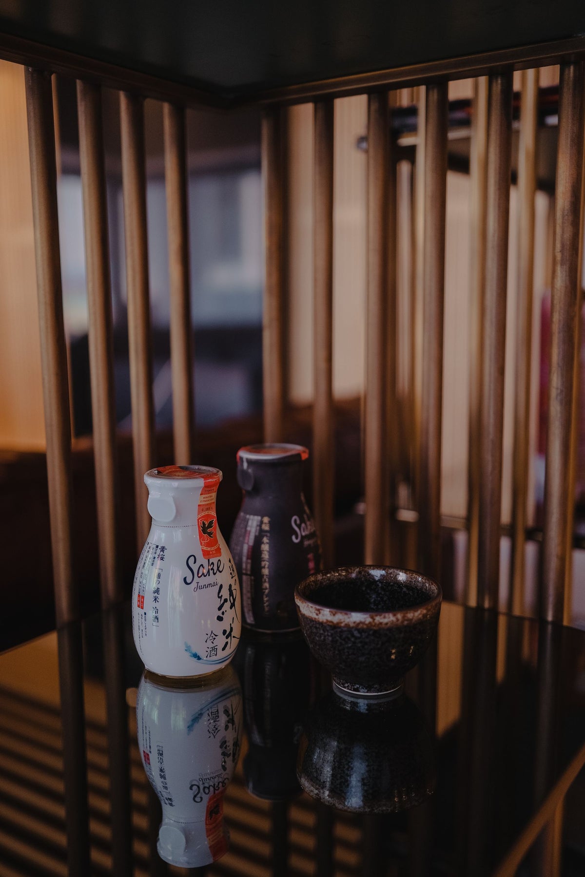 カウンターに並ぶ日本酒のボトルと酒器