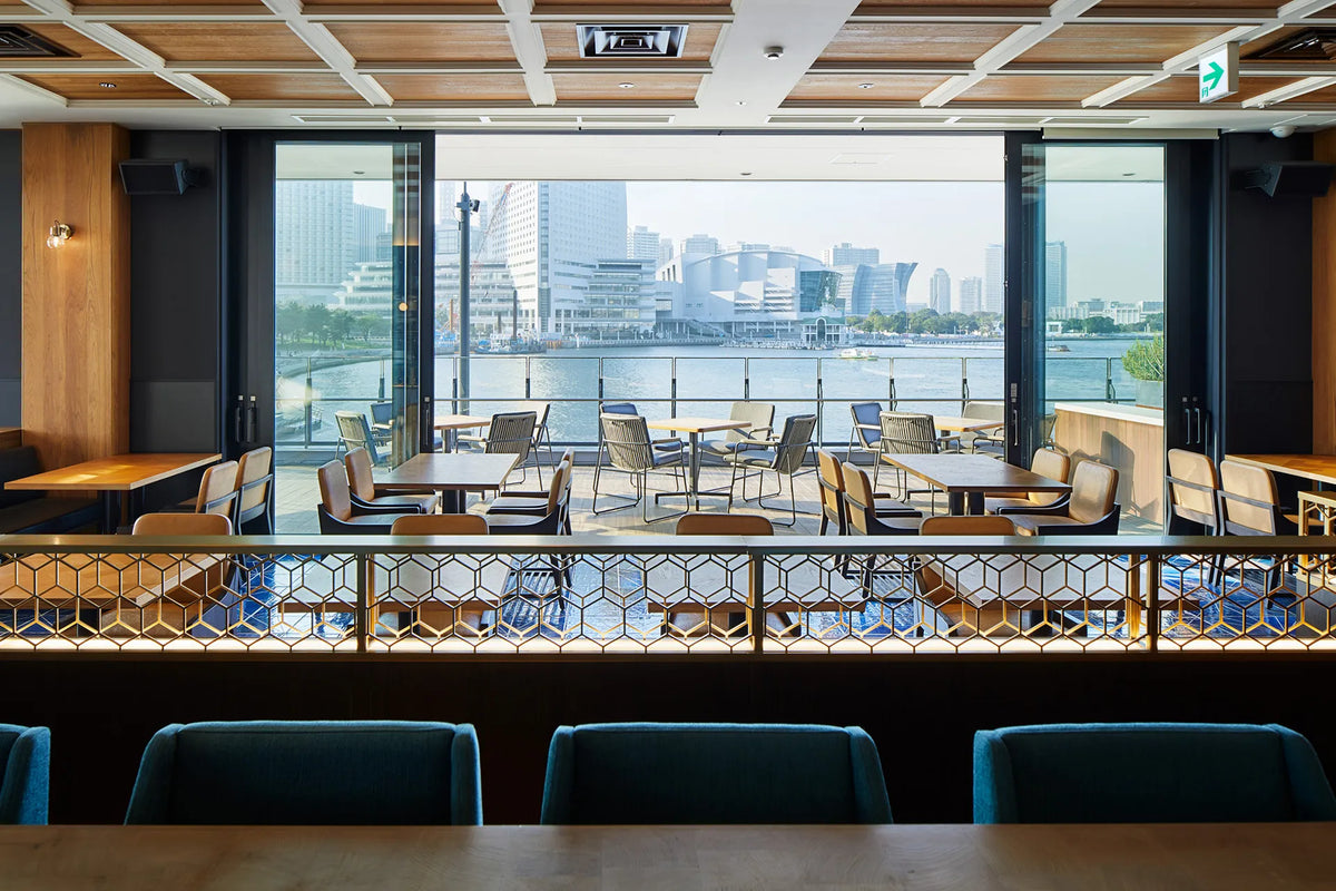 Im QUAYS pacific grill mit Blick auf den Hafen