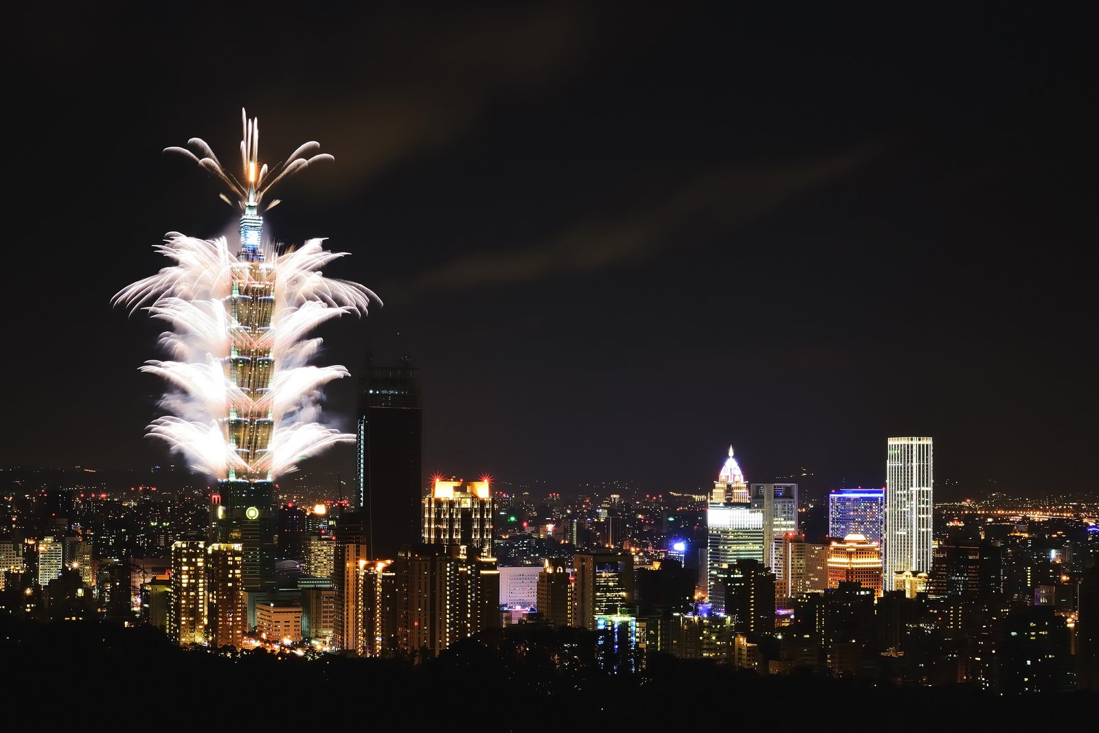 年越しの夜、花火に包まれる台北101と台北の夜景